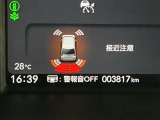 パーキングセンサーシステムは走行中に障害物が迫ると音と表示でお知らせ、低速走行時時の安心感を高めます