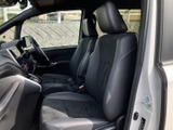操作しやすい配置のスイッチ類が、運転をサポートします。メーター類も見やすく、安全運転に貢献します。快適なドライブをサポートします。