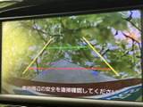 後方確認用モニターで、駐車時の安全性を高め、狭い場所でもスムーズな運転をサポートします。運転中の負担を軽減します。