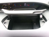 運転席前小物入れスペースです。