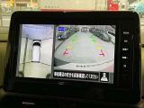 空から見たような映像で駐車ができるアラウンドビューモニター。ひと目でわかるセンサーに前後の衝突被害軽減ブレーキ付き。