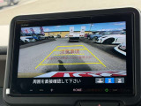 【バックモニター】後方の障害物や歩行者を確認できるバックモニター。狭い駐車場や混雑した場所でも安心して車を操作できます。