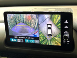【マルチビューカメラシステム】専用のカメラにより、上から見下ろしたような視点で360度クルマの周囲を確認することができます☆死角部分も確認しやすく、狭い場所での切り返しや駐車もスムーズに行えます。