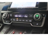 フルオートエアコンが装備されています!お好みの温度設定をするだけでエアコンの風量やモードの切り替えを自動でコントロールしてくれます!ユーザーの操作が少なく燃費走行にもつながります!