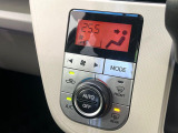 【オートエアコン】一度お好みの温度に設定すれば、車内の温度を検知し風量や温度を自動で調整。暑い&hellip;寒い&hellip;と何度もスイッチ操作をする必要はありません。快適な車内空間には必須の機能ですね♪