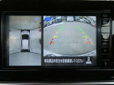ギアを『R』に入れるとナビ画面に、まるで雲の上から覗いているような映像が映り、駐車をサポートしてくれます。
