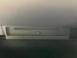 【CD/DVDデッキ】オプションのCD/DVDデッキを搭載。ディスプレイオーディオでエンタメをお楽しみいただけます。