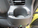 運転席側の手の届きやすい位置にもドリンクホルダーが付いています。