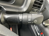 操作しやすいウインカーレバーは、スムーズな車線変更をサポート。安全な運転をアシストする、重要な機能です。