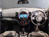 MINIの内装はとにかく『円』に拘ったデザインコンセプトが一目で伝わってきます。これほど円形に拘った車は他に御座いません。伝統のデザイン、トグルスイッチなど遊び心のある内装で御座います。