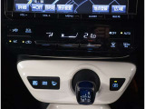 スマートキー付きです。スマートキーとは鍵を車に差し込まなくても、ドアノブを触ったりするだけで、ドアロックを解錠できます。これが凄く便利なんですよ。