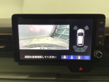 バックギアに入れますとご覧のような画像に自動的に切り替わります。車庫入れ時に役立ちます。