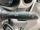 操作しやすいウインカーレバーは、安全な車線変更をサポートします。直感的な操作感で、スムーズな運転をアシストします。クリアな視認性も魅力です。