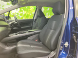 運転席からの視界が広く、運転操作がしやすい設計。シートの形状も身体にフィットし、快適な運転をサポートします。落ち着いた空間です。