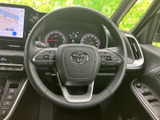 握りやすいステアリングで、正確な操作性を実現。運転の楽しさをより一層引き立てます。操作しやすい位置にスイッチも配置されています。