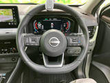 握りやすい形状のステアリングが、快適な運転体験を実現。操作性にも優れており、運転中の疲労を軽減します。手に馴染む感覚を確かめてください。