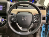ハンドルにHondaセンシング系のクルーズコントロールやレーンキープアシストなどのスイッチと、オーディオの操作スイッチが装備されています。ハンドルから手を離さず安全に操作できます。