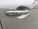 スマートキーを所持している状態でロックボタンを押すと、車両すべてのドアの解錠や施錠を行うことが出来ます。
