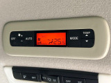 【リアオートエアコン】広い後部座席には必須の機能!風量や温度を自動で調整し前席と同様な車内環境にしてくれるリアオートエアコンを装備。夏の暑さも冬の寒さもストレスなく快適にお過ごしいただけます♪