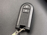 ドアの開閉時、両手が荷物で塞がっている時はキーレスでのカギの解除が大変ですよね。スマートキーはポケットやバッグに入れておけば、ノブに触れただけでロックの解除が可能です。とても便利な機能です。
