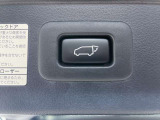 パワーバックドアです。荷物を持っていても、ボタンを押すだけで簡単に開閉ができます。