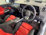 メルセデスのシートは、少し硬めに出来ておりますので、長時間の運転でも疲れにくく、安全にドライビングをお楽しみ頂けます