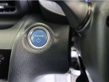 スマートキーを携帯していればキーを取り出さずにドアを施錠&解錠。クルマの始動も可能です。