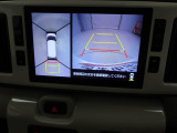 【パノラマモニター】上からの映像を表示。前後左右のカメラで合成し、運転席からの目視だけでは確認しにくい状況をリアルタイムで見晴らせます