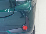 コーナーセンサーを車の前後に装備。障害物までの距離に応じて警告音を変えてお知らせ。縦列駐車時や駐車場・車庫などでの取り回しをサポートします。詳細は販売店スタッフまでおたずねください。