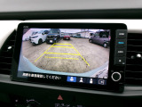 バックカメラの画像です。ガイドラインがスムースな車庫入れをサポートいたします。車庫入れの安心感がアップしますね。