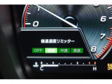 後退時に誤ってアクセルを踏み過ぎても急発進しません。後退時リミッター機能。速度は3段階から設定できます。