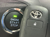 【スマートキー】カバンやポケットに入れたままでもドアの施錠・解錠が可能なスマートキーを装備。エンジンのオン・オフ時もカギを取り出す必要が無いからとっても便利です♪