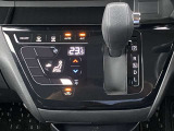 オートエアコン搭載車です。風量を自動で調節します。