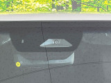 【プリクラッシュセーフティ】前方の車両等を検知し、衝突しそうな時は警報で注意を促し、ブレーキを踏む力をサポート。ブレーキを踏めなかった場合は衝突被害軽減ブレーキが作動、衝突回避をサポートします。