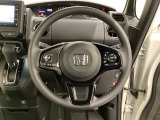 ハンドルにHondaセンシング系のクルーズコントロールやレーンキープアシストなどのスイッチと、オーディオの操作スイッチが装備されています。ハンドルから手を離さず安全に操作できます。