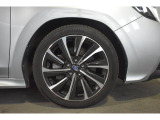 18インチアルミホイール。タイヤサイズは225/45R18です。