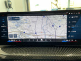 BMWのナビゲーションは操作性も良く、詳細な地図情報と交通状況を見やすく表示し、快適なドライビングをサポートしながら目的地までナビゲートします。