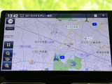 見やすい地図表示で、目的地へのナビゲーションをサポート。スムーズな運転を心がけるなら、頼りになる機能です。