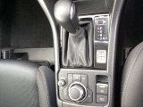 コントロールコマンダーを装備。自然な手の位置で操作でき、運転中の視線移動を軽減します。
