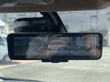 スマートルームミラーは室内の荷物などで後方の視界が遮られても、カメラの映像を直接ルームミラーに表示することができ、視界を確保できます。