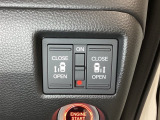 リアドアは乗り降りに便利な両側電動スライドドアです。また運転席に座っていながらスイッチ操作で自在にスライドドアを開け閉めできます。