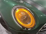 MINIを熟知したメカニックによる、100項目の納車前点検。ドイツ本国と同様の教育・訓練を受けたメカニックが、100項目にも上るポイントを徹底的に点検、整備した後にお客様にお引渡しします。
