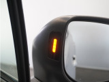 車線変更を支援。ブラインドスポットモニターは、走行中の死角になりやすい自車の斜め後方車両を検知し、ドライバーへ注意を促すことで運転負荷を軽減する機能です。