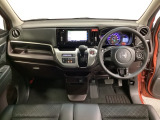 車内は光触媒抗菌消臭施工済です。スタイリッシュなデザインでスポーティなインパネ周りを演出します。グローブボックスやカップホルダーのほかにトレーなどたくさんの収納スペースが付いています。