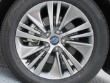 純正18インチアルミホイール。 タイヤサイズは225/55R18