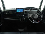 ◆インテリアパネル◆視界広々で非常に運転しやすくロングドライブでも疲れを感じさせないすっきりとまとまったインパネ周りです。
