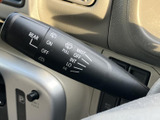 雨の日の運転をサポートするワイパーレバー。雨量に応じて、適切な速度で視界を確保できます。操作も簡単に行えます。
