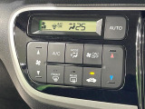 【オートエアコン】一度お好みの温度に設定すれば、車内の温度を検知し風量や温度を自動で調整。暑い&hellip;寒い&hellip;と何度もスイッチ操作をする必要はありません。快適な車内空間には必須の機能ですね♪