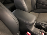 【アームレスト】運転時の疲労軽減にもなるアームレストがついています!