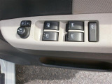 運転席からドアミラーの開閉操作ができます。